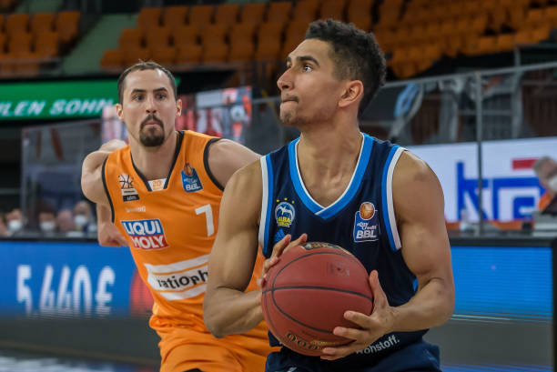 而缺席不仅 而缺席不仅